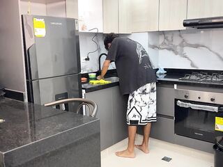 Una caliente hermanastra le gusta seducir a su hermanastro y le ruega que se la coja duro.