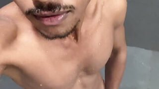 Młode indyjskie nastolatki w college'u uprawiają hardcore'owy seks w łazience z dużymi penisami i gorącymi wytryskami