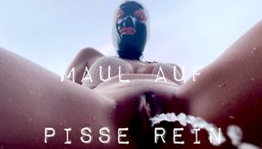Maul auf! Pisse rein! Herrin Nicole muss im Bikini pissen und du wirst jeden Tropfen schlucken!