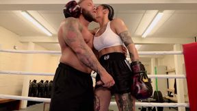 brazilian beauty TS enjoys her muscular trainer and fuck him in the gym
