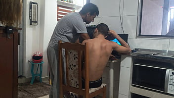 TWINK NERD RECEBE O TECNO DA INTERNET EM CASA E TREPA E FAZ SEXO COM OTRABALHADOR