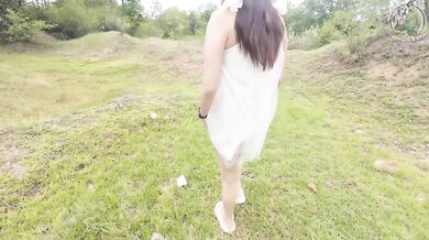 สาวไทยเดินเล่น ช่วยตัวเองในป่า Thai Outdoor Public