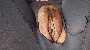 Al profesor de Yoga se le calent&oacute_ la verga al ver que mis leggins transparentan mi vagina, no pudo m&aacute_s y me los rompi&oacute_ ...