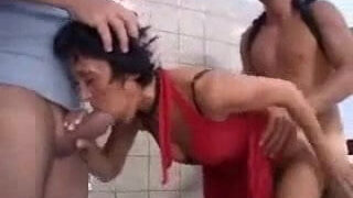 Dude anal fucks mature MILF slut in threesome