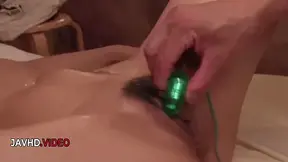 Japanese beauty becomes a shaft-worshipping goddess during sensual massage