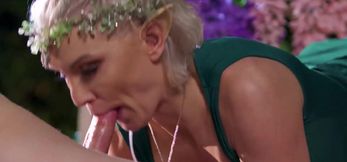 MILF Kenzie Taylor Takes Izzy Wilde’s Hot Cum