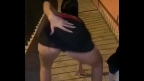 Dan&ccedil_ando de mini saia e deixando ela subir