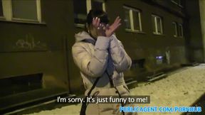 PublicSex Heißes tschechisches Babe fickt Kerl in Garage