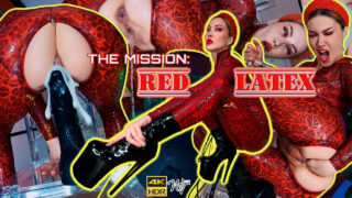 Парень трахает задницу русской шлюхи в латексе, пока не наполнит её горячей спермой.