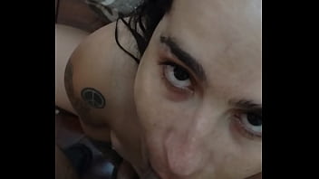 Travesti tatuada da e chupa o neg&atilde_o no pelo