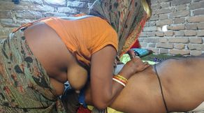 Pati ne apne patni ko romantic mood se chut ki chudai kiya  aur chut ka maza liya . Indian desi village hindi viral sex videos.