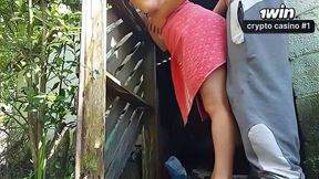 Mulher casada recorre ao zelador com apenas uma toalha para consertar o chuveiro e paga com sexo.