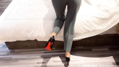 新来的销售经理好风骚啊，轻松勾引到手去酒店无套抽插！中国国产微剧情