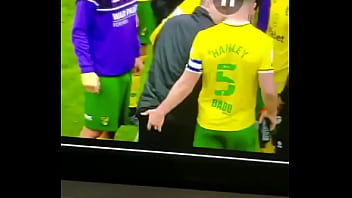 Futbolistas meti&eacute_ndose los dedos