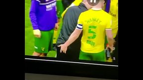 Futbolistas meti&eacute_ndose los dedos