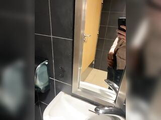 Masturbation risquée dans les toilettes McDonald