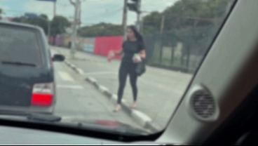 Chamamos a menina vendedora de bala do Farol ! Pra ser atriz porn&ocirc_ e foder gostoso dentro do nosso carro ! A novinha de 19 anos aceito e fodemos gostoso ela at&eacute_ ela gozar gostoso