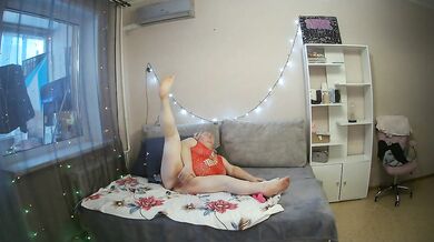 girlfriend fondles big pussy and her huge tits