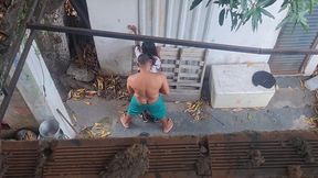 comendo cu da vizinha sapatao no quintal de casa.