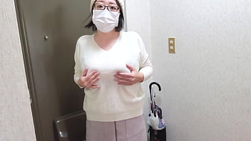 Perverted housewife masturbating in the entrance：The full video is&rarr_https://www.xvideos.red/channels/aika-frau