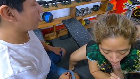 Me chupan la verga mi joven amigo y su novia madura