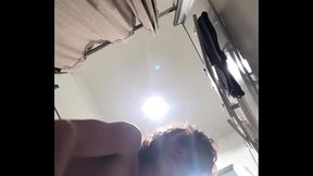 Dans la cabine d&rsquo_une galerie commerciale vous &ecirc_tes &agrave_ mes pieds j&rsquo_esp&egrave_re ...