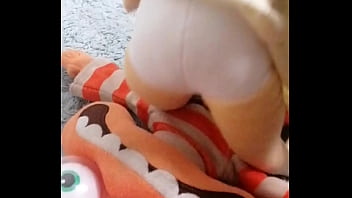 Ansiedad se masturba con Alegr&iacute_a y Alegr&iacute_a la castiga