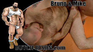 Tatuoidut karvaiset miehet vaihtavat suihinottoja 69-vuotiaana ja sormeilevat ja panevat toistensa kulleja