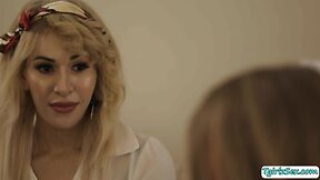 Thick transsexual ryder monroe rides friends penis