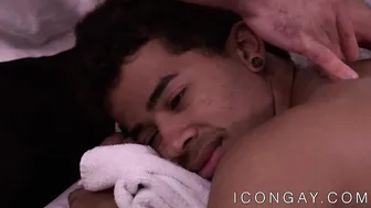 Muscled masseur Jaxton Wheeler fucks hot client Diego Diaz
