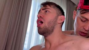 meu amigo fez eu de corno peguei ele no pulo comendo meu namorado!