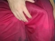 Manoseando mi hermoso pene por encima de la ropa