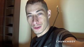 soumis baise en tenue fetish et sneaker