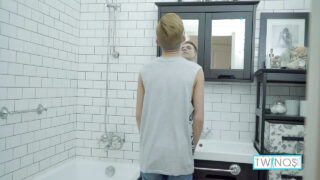 Μελαχρινή Ασιάτισσα Randi Freja κάνει μια ατημέλητη πίπα και αυνανίζεται πριν πάρει πρωκτικό χωρίς εσώρουχα από κρεμασμένο τζίντζερ stud