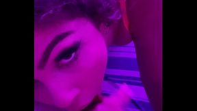 E-GIRL ADORA SEU PLUG ANAL E FUDER NO SEU QUARTO NEON