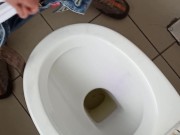 I take off my panties and piss in the toilet ... Снимаю трусы и ссу в туалете...