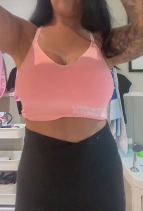 Athletic blonde pro sucks it solo during workout session