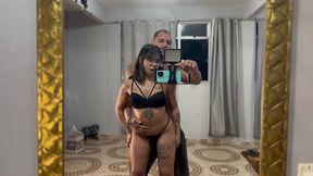 novinha flexivel resolve fazer surpresa pro amante e da pra ele na cama do casal.
