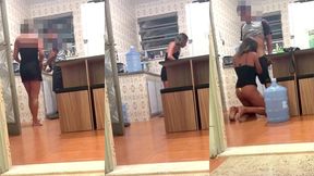 belinha hotwife se exibindo em dose dupla: seduziu o entregador e depois o moto uber. ganhou duas gozadas na boquinha!