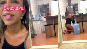 belinha hotwife se exibindo em dose dupla: seduziu o entregador e depois o moto uber. ganhou duas gozadas na boquinha!