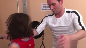 beurette grave defoncee a la salle de sport