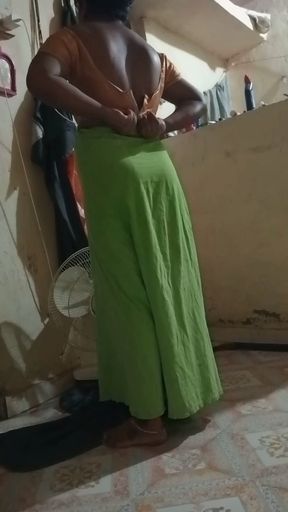 deshi aunty saree change &amp; showing pussy