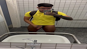 estudante dotado no banheiro da faculdade