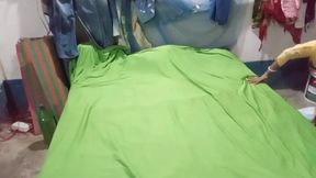 Desi Aunty k saath hot gand ki romantic video only kissing