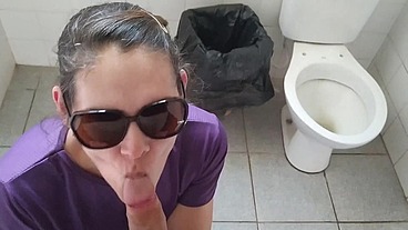 Prostituta fazendo sexo com estranho em banheiro público masculino