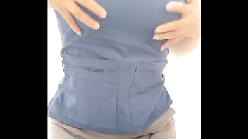 ZORRA AVENTURERA!! AUXILIAR DE LIMPIEZA INGRESA AL BA&Ntilde_O DE LOS USUARIOS PARA REALIZAR LA LIMPIEZA DIARIA!! COMO ELLA TIENE UN CANAL PORNO MUESTRA SUS HERMOSAS TETAS  SEXY