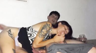 Mi hermanastra cachonda me chupó hasta dejarme seco en casa sola