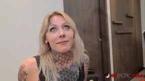 Tattooed babe Nayomi Sharp sucks Sascha'_s big cock