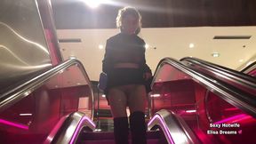 m exhibant sans culotte dans un centre commercial voici une video d exhib ...