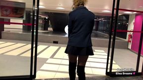 m exhibant sans culotte dans un centre commercial voici une video d exhib ...